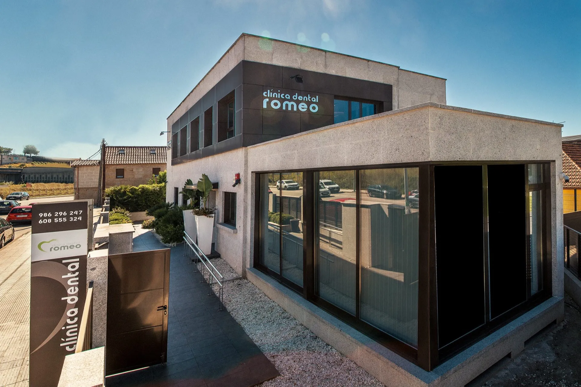 Fachada de Clínica Dental Romeo en Coruxo, Vigo, con su rótulo exterior