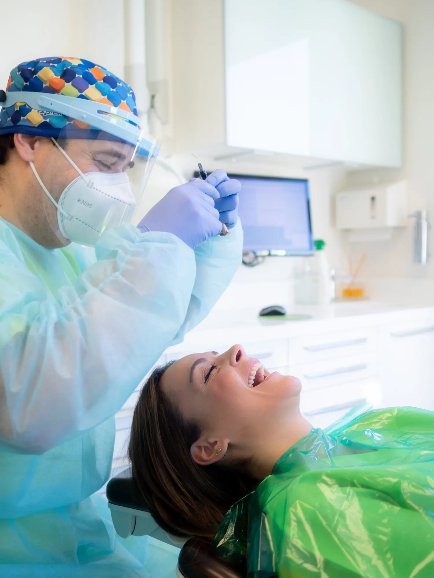 Paciente sonriendo durante un tratamiento en Clínica Dental Romeo