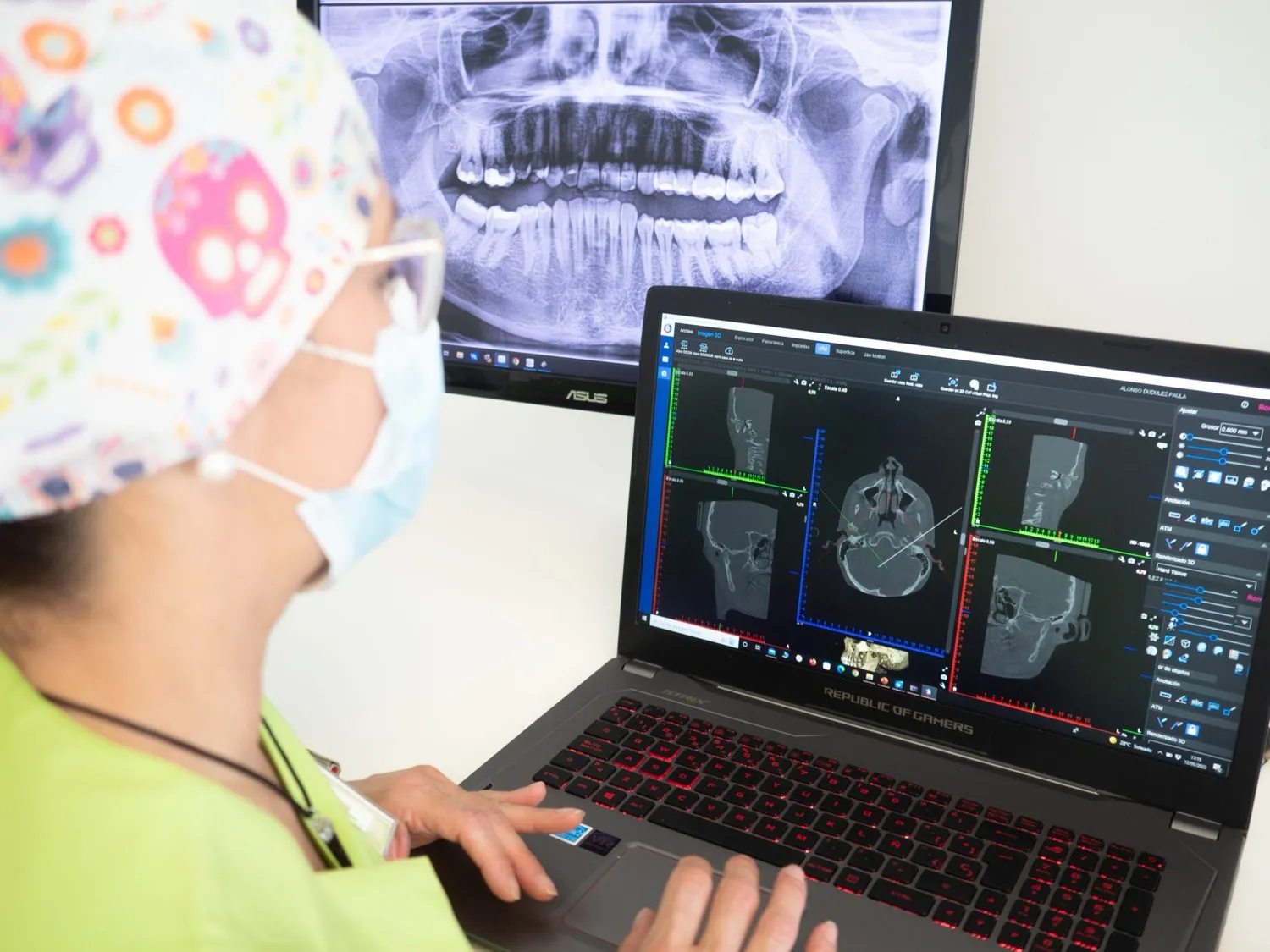 Profesional de Clínica Dental Romeo analizando un escáner dental 3D en el ordenador