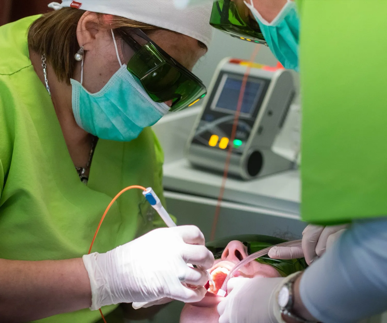 Profesional de Clínica Dental Romeo realizando un tratamiento con láser dental